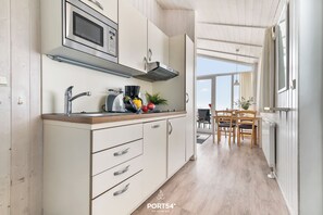 Kühlschrank, Mikrowelle, Herdplatte, Geschirrspüler