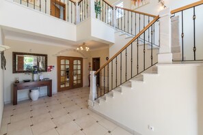 Interior - Villa Montemar, a 4 bedroom Self Check-in Villa walking distance to Carvoeiro (Carvoeiro)