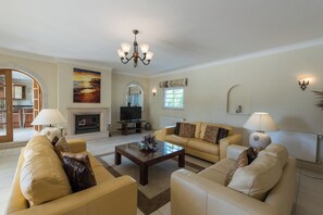 Living area - Villa Montemar, a 4 bedroom Self Check-in Villa walking distance to Carvoeiro (Carvoeiro)