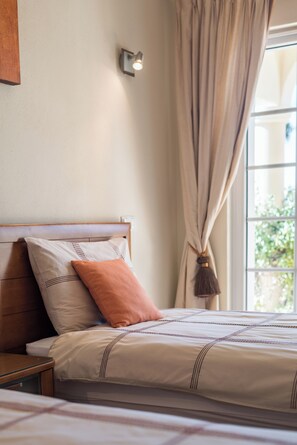 4 bedrooms, iron/ironing board, WiFi, bed sheets