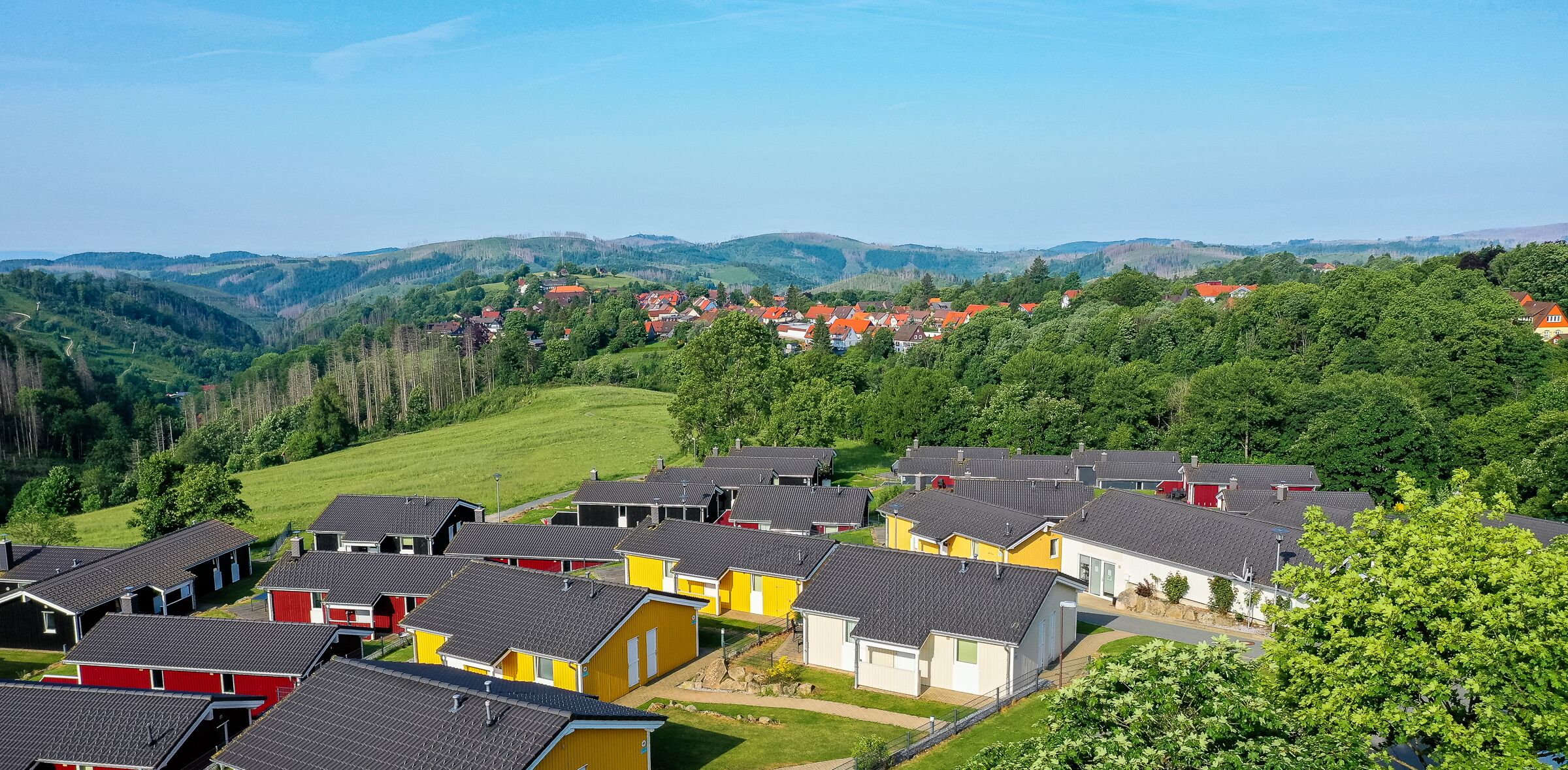 Ein Wohngebiet mit Häusern und Blick auf die umliegenden Hügel.