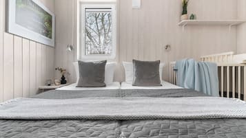 2 bedrooms, travel cot, free WiFi