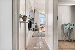 A modern kitchen with wooden flooring, a TV, a stove, and two speakers. - Sunrise - Scandinavian vacation home for 4 to 6 people with a sauna (St. Andreasberg)