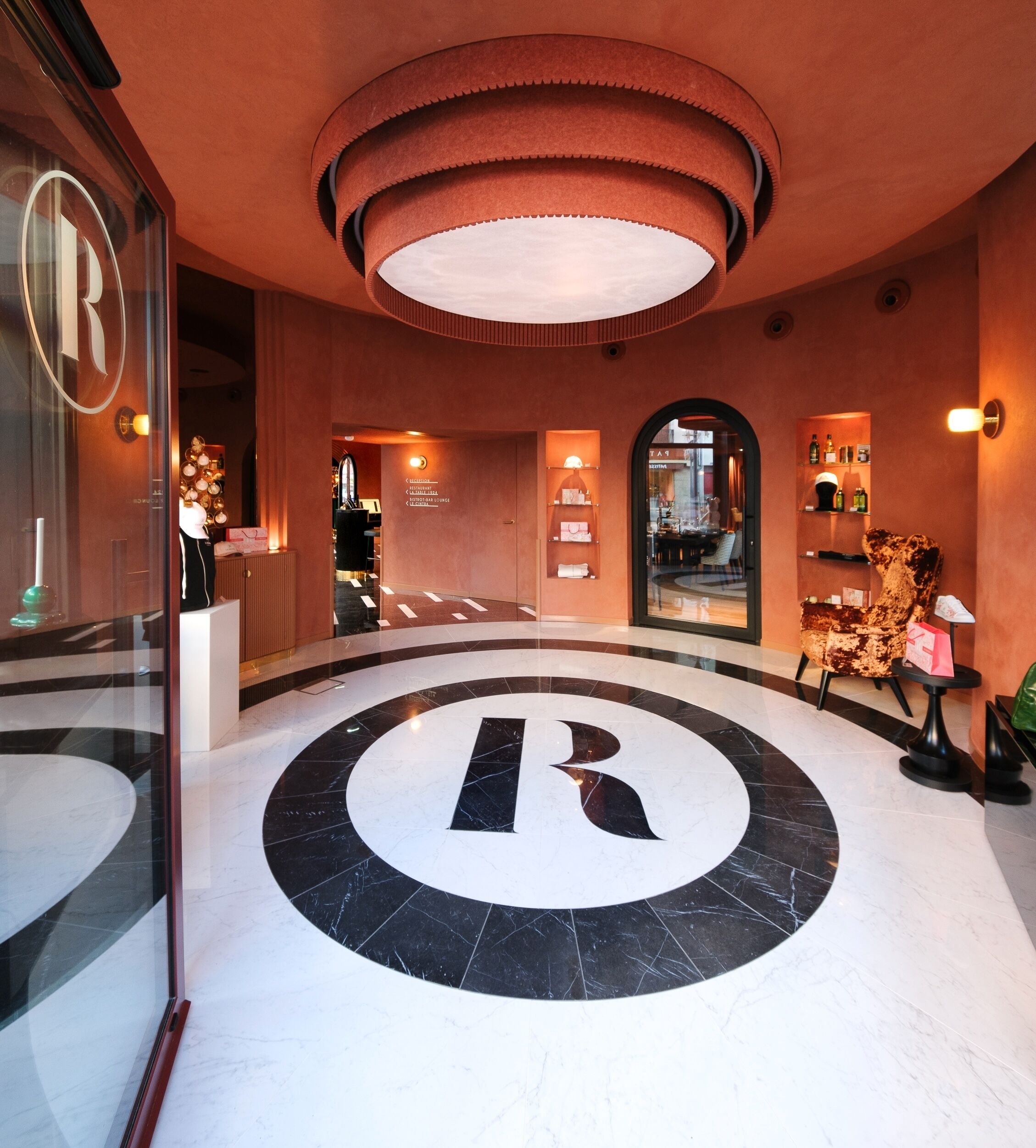 ฝ่ายต้อนรับ