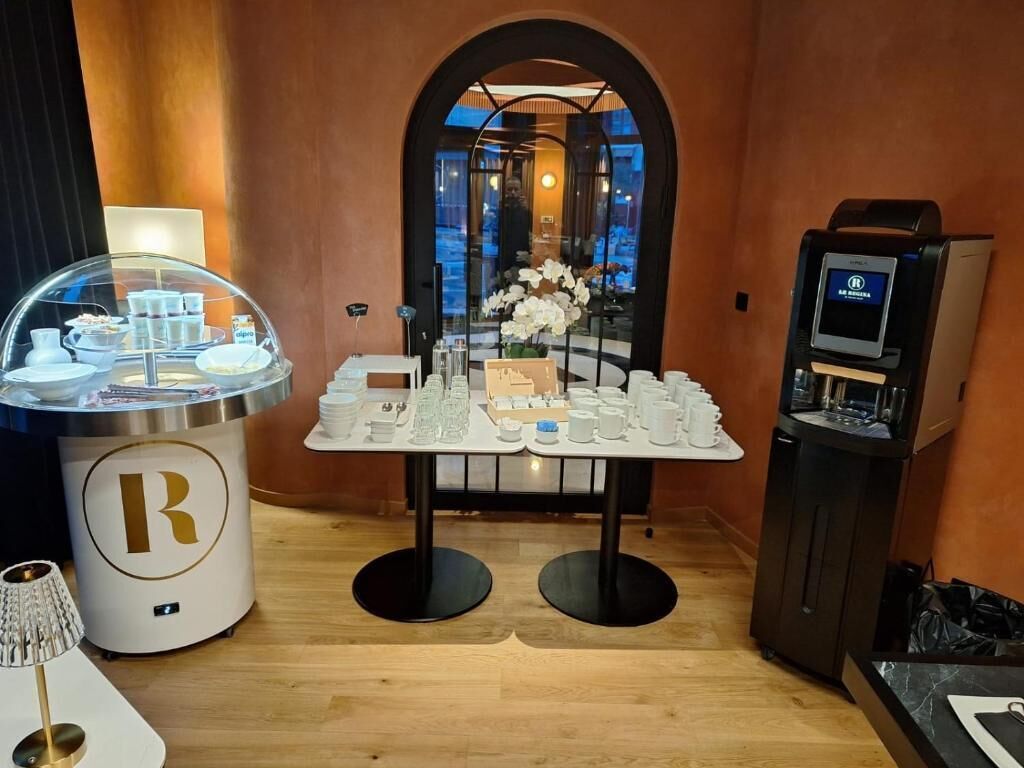 朝食 (ビュッフェ)、毎日提供 (1 名様 19 EUR)