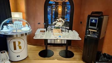 Desayuno buffet diario (EUR 19 por persona)