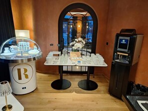 Daily buffet breakfast for a fee - Hôtel Le Regina (Le Puy-en-Velay)