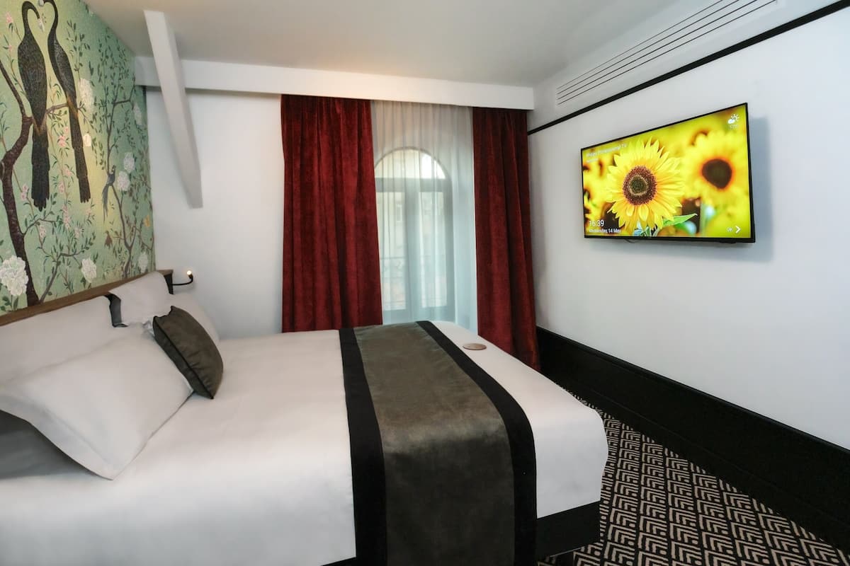 Standaard suite, 1 queensize bed | Luxe beddengoed, pillowtop-bedden, een minibar, een kluis op de kamer
