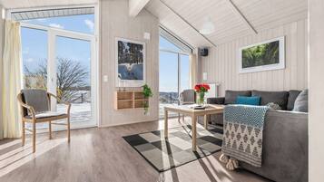 Een televisie, een open haard, een dvd-speler en een stereo