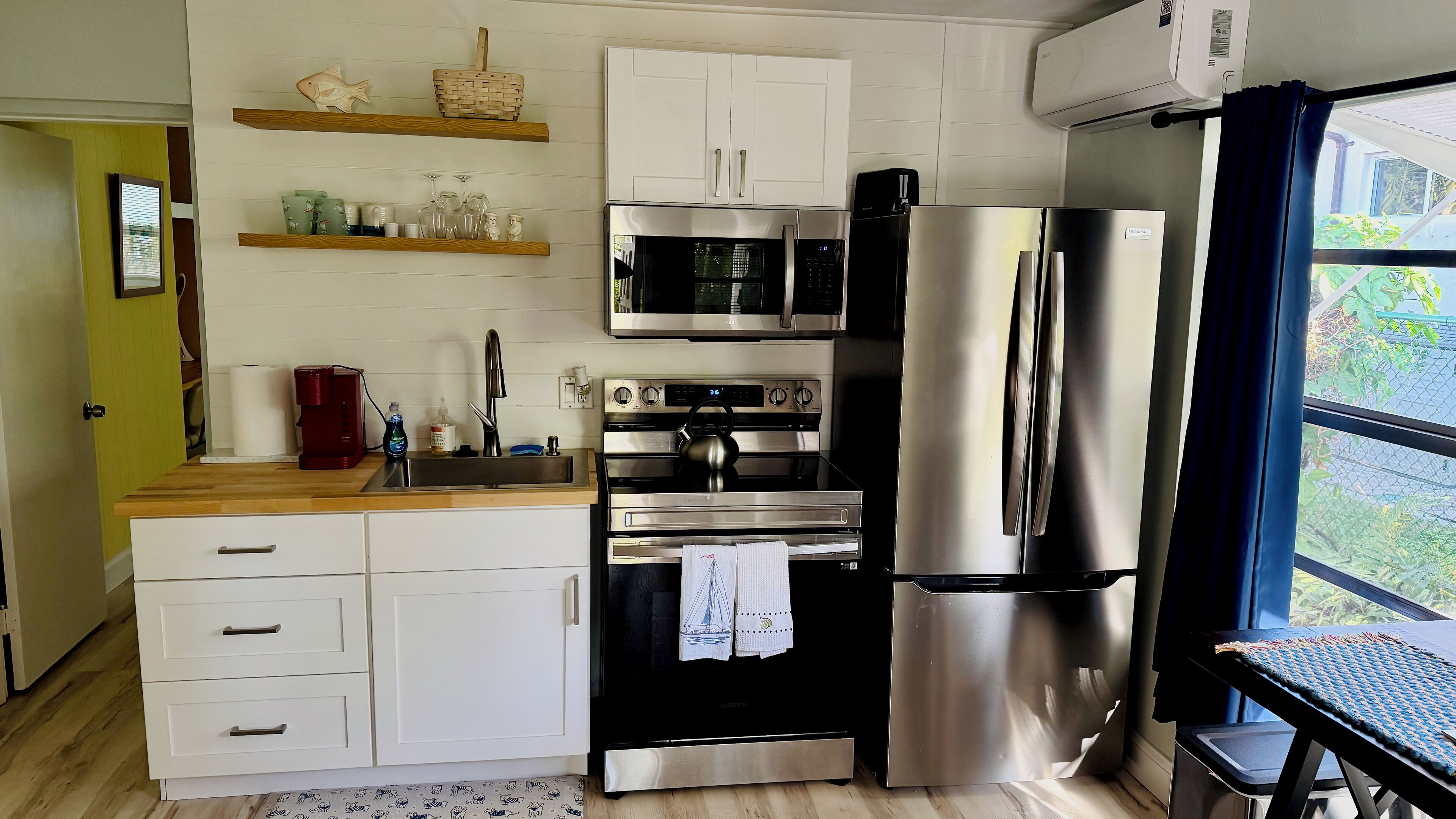 Refrigerador, microondas, horno y parrilla de estufa 