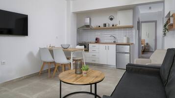 Oven, stovetop, cookware/dishes/utensils, dining tables