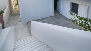 Un bâtiment moderne avec un escalier menant à un balcon situé au deuxième étage.