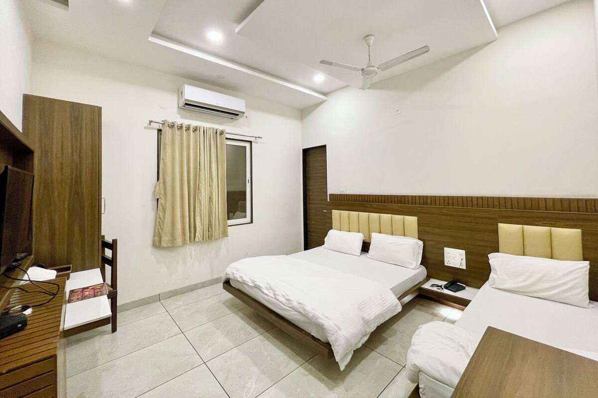 Premium bedding, WiFi (free)