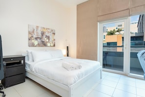 Studio Superior - utsikt mot staden | Vardagsrum | 55-tums smart-tv med kabelkanaler