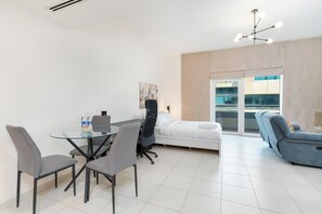 Studio Superior - utsikt mot staden | Vardagsrum | 55-tums smart-tv med kabelkanaler