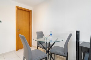 Superior studio, uitzicht op stad | Dineerruimte