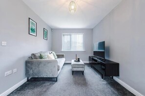 House | Living area | TV - House 3 Bed Sleeps 6 -pets Ok -patio -free Parking (Manchester)