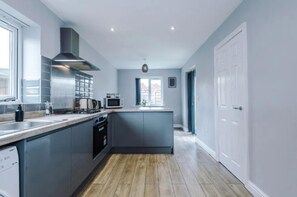 House | Private kitchen | Fridge, microwave, oven, stovetop - House 3 Bed Sleeps 6 -pets Ok -patio -free Parking (Manchester)