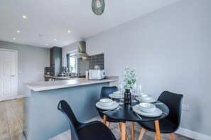 House | Dining - House 3 Bed Sleeps 6 -pets Ok -patio -free Parking (Manchester)