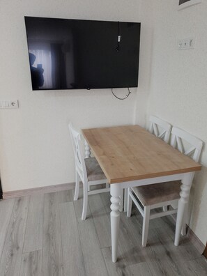 Deluxe-Apartment | Wohnbereich | Fernseher