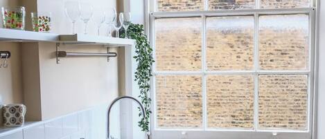 Réfrigérateur, four, grille-pain, tables à manger