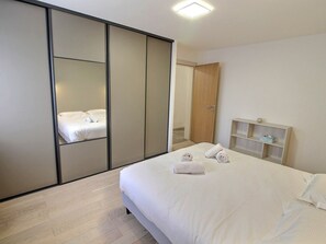 5 bedrooms, free WiFi, bed sheets