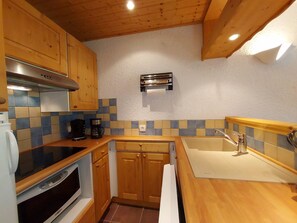 Réfrigérateur, micro-ondes, plaque de cuisson, lave-vaisselle