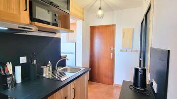 Een koelkast, een microgolfoven, een oven, een vaatwasser