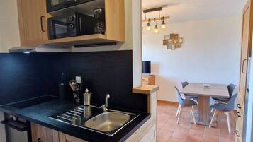 Een koelkast, een microgolfoven, een oven, een vaatwasser