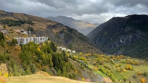 Een bergachtig landschap met een gebouwencomplex.