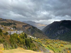 A mountainous landscape with a building complex. - 3-room apartment, 6 people - Pets allowed, near slopes (Orcières Merlette)