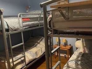 A bunk bed room with a desk and two lamps. - 3-room apartment, 6 people - Pets allowed, near slopes (Orcières Merlette)