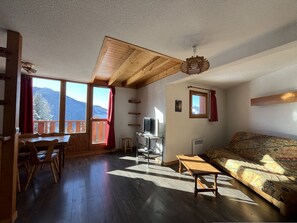 TV - Duplex for 8, ski-in/ski-out in Vallandry, near center, balcony (Peisey-Vallandry)