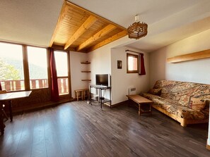 TV - Duplex for 8, ski-in/ski-out in Vallandry, near center, balcony (Peisey-Vallandry)