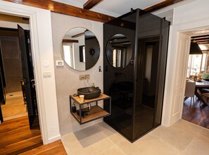 Apartamento (Two Bedroom Apartment with Balcony) | Baño | Ducha y toallas