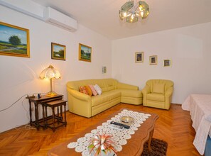 Appartement (One Bedroom Apartment with Balcony) | Salle de séjour | Télévision à écran plat de 32 pouces avec chaînes par satellite