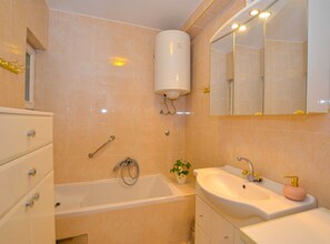 公寓 (One Bedroom Apartment with Balcony) | 浴室 | 浴缸、提供毛巾