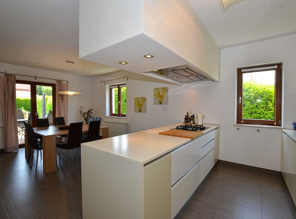 Villa (Four Bedroom Villa with Pool) | Eget kjøkken | Kjøleskap