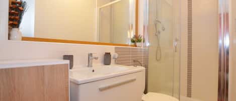 Studio (Studio Apartment) | Badezimmer