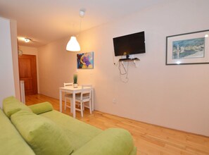 Studio (Studio Apartment) | Olohuone | 32–tuumainen taulutelevisio, jossa satelliittikanavat