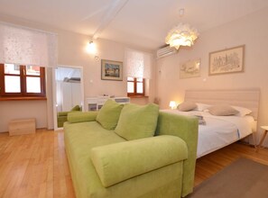 開放式客房 (Studio Apartment) | 客廳 | 32-吋平面電視，提供衛星頻道