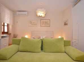 Studio (Studio Apartment) | Olohuone | 32–tuumainen taulutelevisio, jossa satelliittikanavat