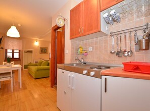 Studio (Studio Apartment) | Yksityinen keittiö | Jääkaappi