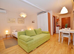 Studio (Studio Apartment) | Living room | 32-inch flat-screen TV with satellite channels
