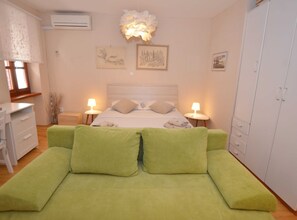 Studio (Studio Apartment) | Living room | 32-inch flat-screen TV with satellite channels - Simple and Sunny Studio Apartment (Rovinj)