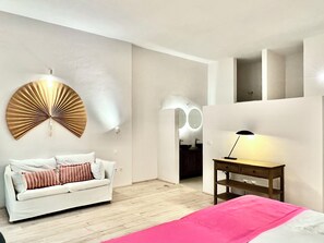 7 soverom, skrivebord, strykejern/-brett og reiseseng for barn