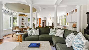 TV connectée, livres, espaces bureaux, écrans d'ordinateur