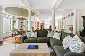 Smart-TV, bøker, kontorer og PC-skjermer