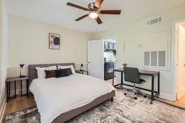 1 bedroom, desk, iron/ironing board, travel cot - Overlook Club C6 l Spacious and cozy (Cumming)