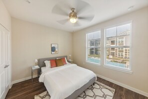 2 室のベッドルーム、デスク、アイロン / アイロン台、旅行用ベビーベッド